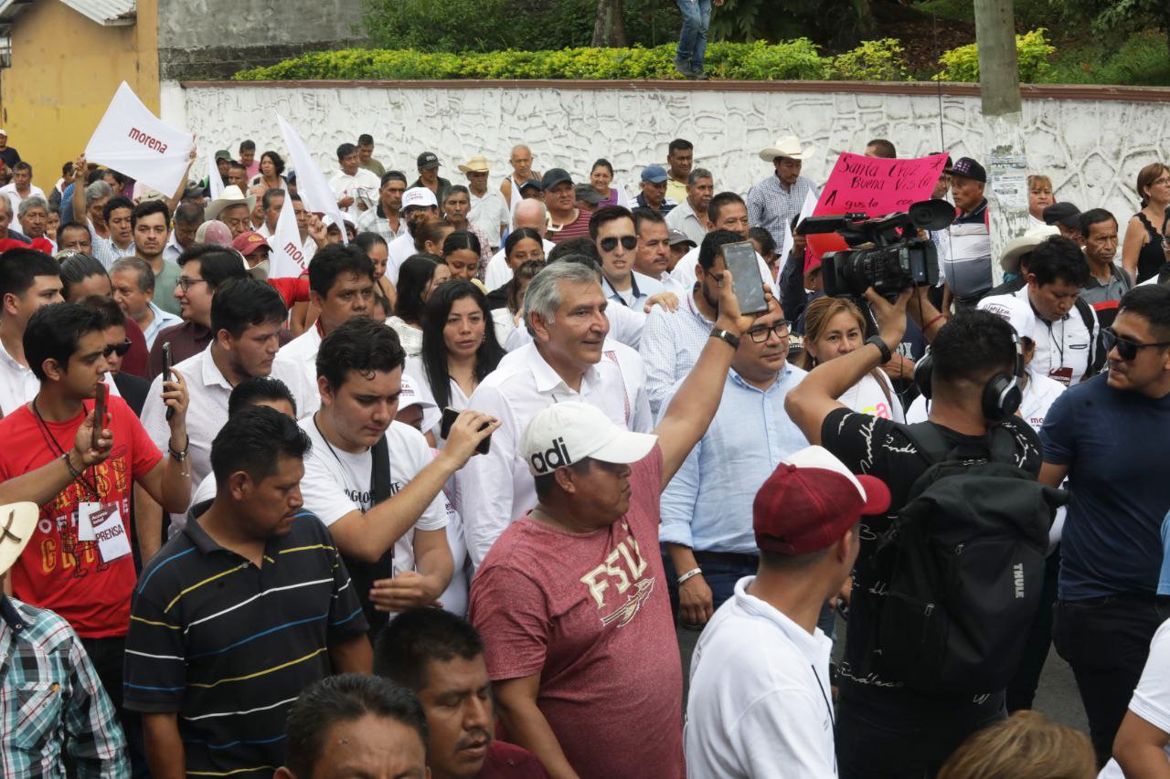 Un cálido caminar por Misantla, acompañado de mujeres y hombres, colma de energía a Adán Augusto López Hernández