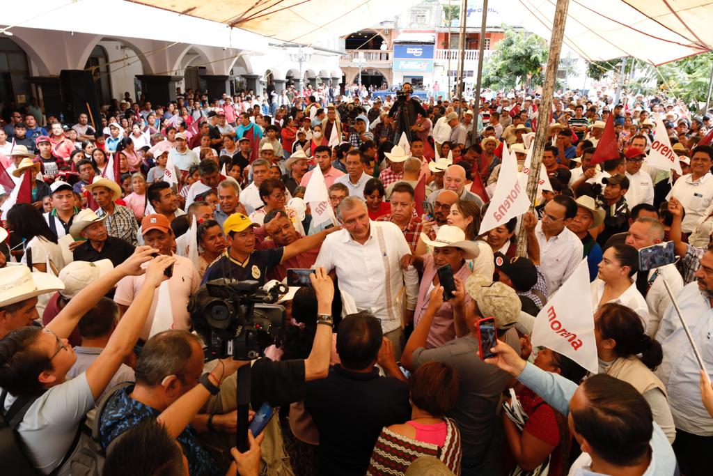 Ante más de dos mil personas de la sierra veracruzana, Adán Augusto López Hernández garantiza que no se van a acabar los Programas Sociales