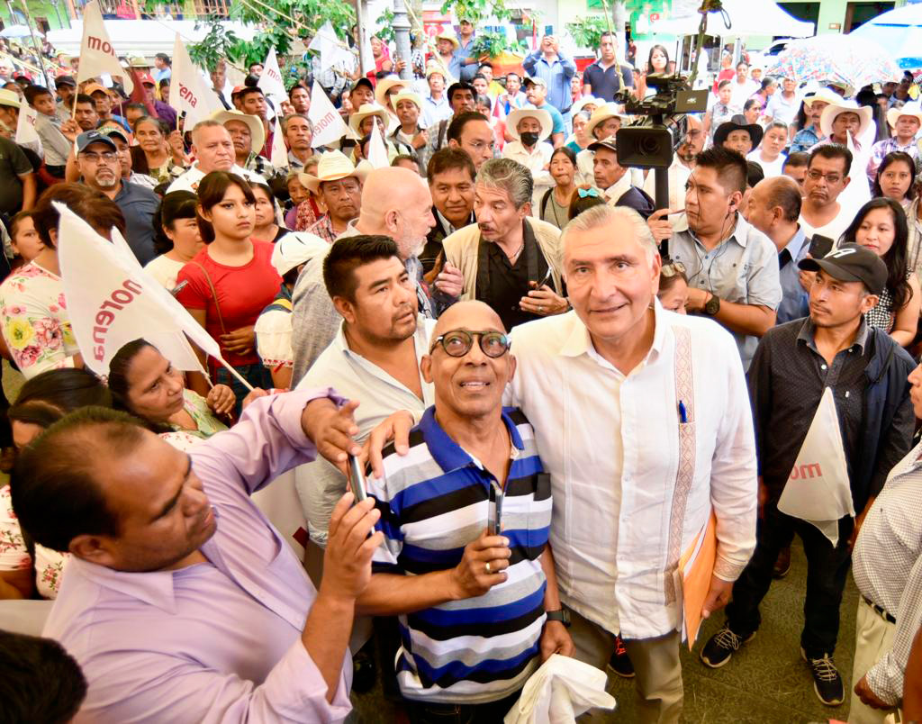 Ante más de dos mil personas de la sierra veracruzana, Adán Augusto López Hernández garantiza que no se van a acabar los Programas Sociales