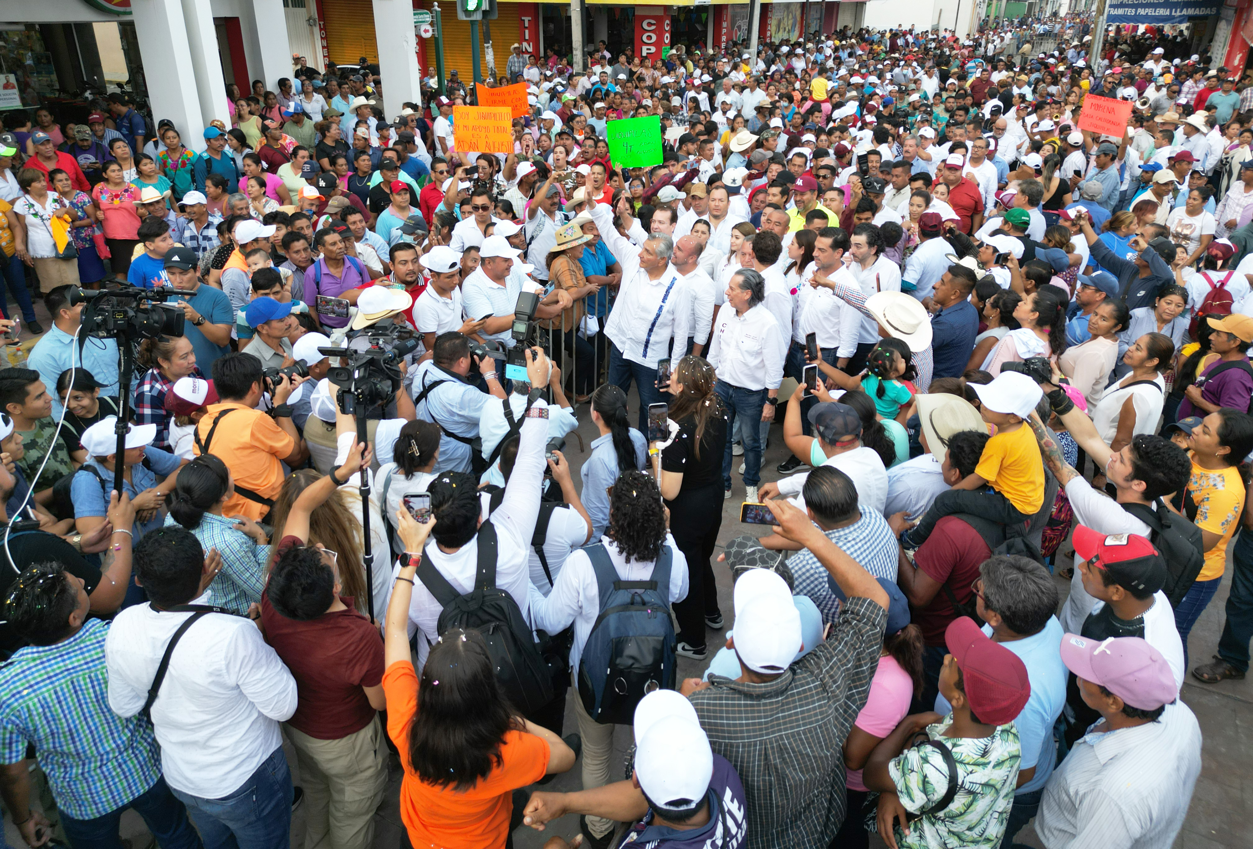 Encabeza Adán Augusto López Hernández cálida y multitudinaria caminata y asamblea popular en la región de la Frailesca y garantiza continuidad de Programas Sociales