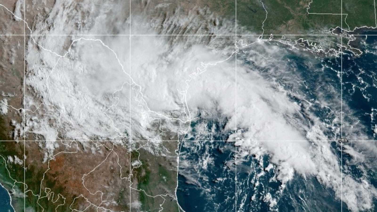 Tormenta tropical Harold toca tierra en Isla del Padre, en Texas