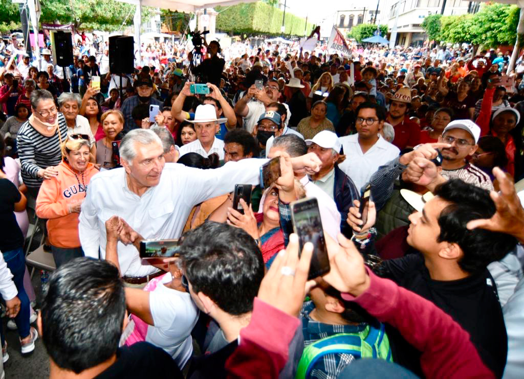 Tarde lluviosa eleva ánimo de Adán Augusto López Hernández y anfitriones: “Ni el agua ni el viento detienen este movimiento”, clama el tabasqueño