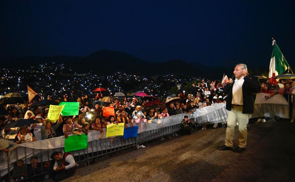 Mojados de pies a cabeza, Adán Augusto López Hernández y los guanajuatenses entablan una comunión vía los Programas Sociales del gobierno de la Cuarta Transformación