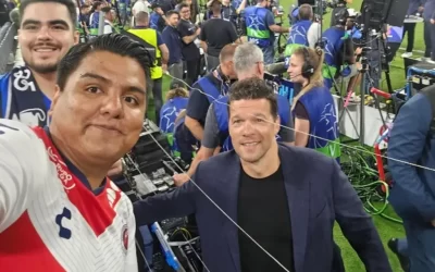 Asiste a la final de Champions con playera del Veracruz; se toma fotos con leyendas