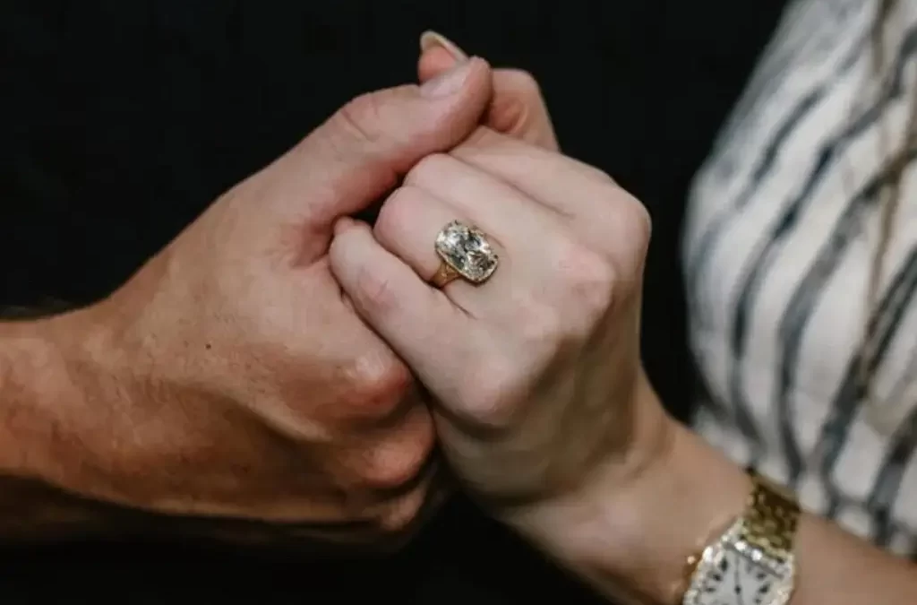 El anillo de compromiso de Taylor Swift: un antiguo diamante diseñado por Travis Kelce