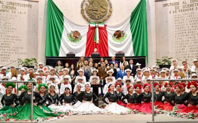 En el Congreso, reconocen a la Delfines Marching Band
