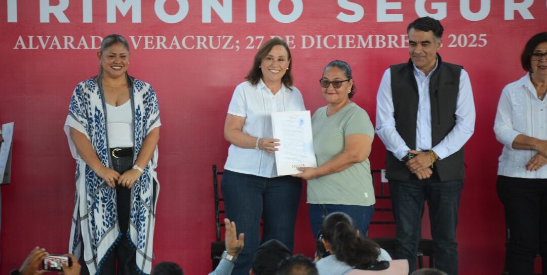 Entrega Rocío Nahle 336 escrituras del programa Patrimonio Seguro en Alvarado