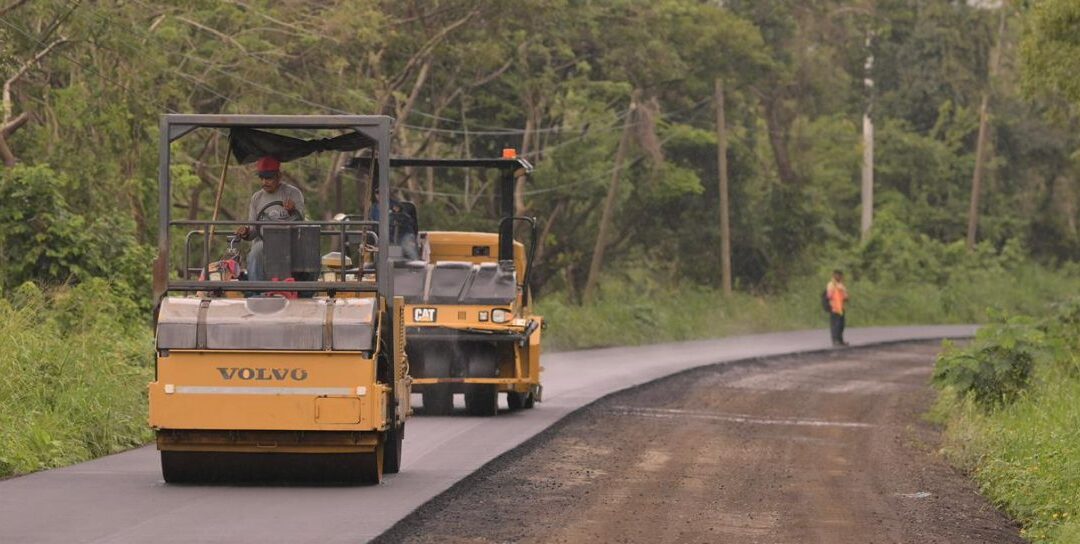Rocío Nahle supervisa avances en obras carreteras del Papaloapan y Los Tuxtlas