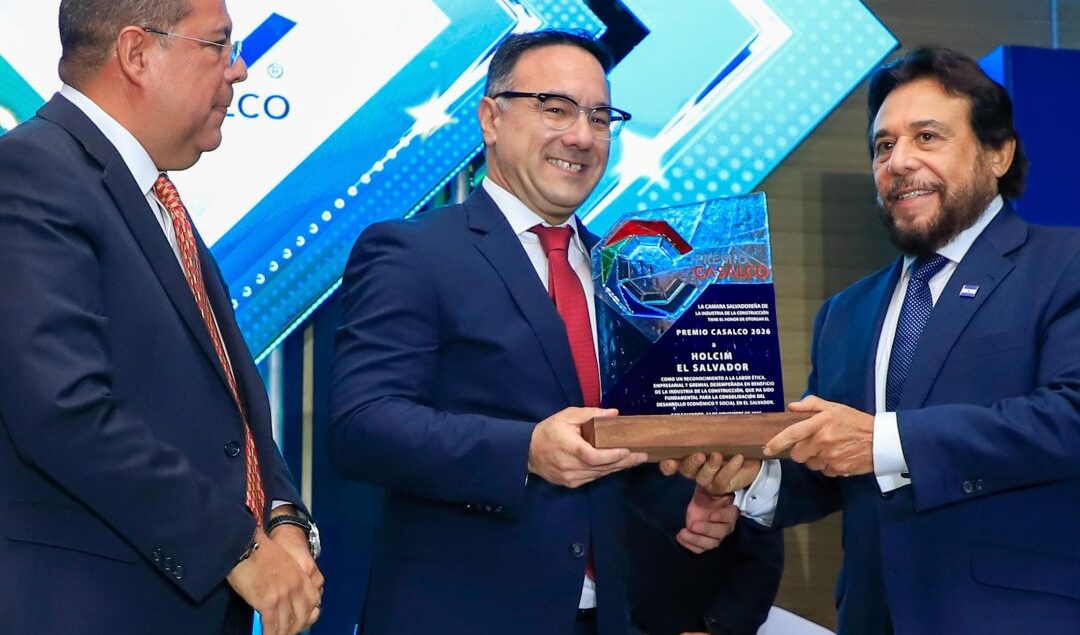 Entregan máximo reconocimiento para el sector construcción: El Salvador