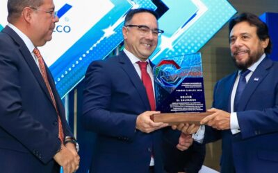 Entregan máximo reconocimiento para el sector construcción: El Salvador