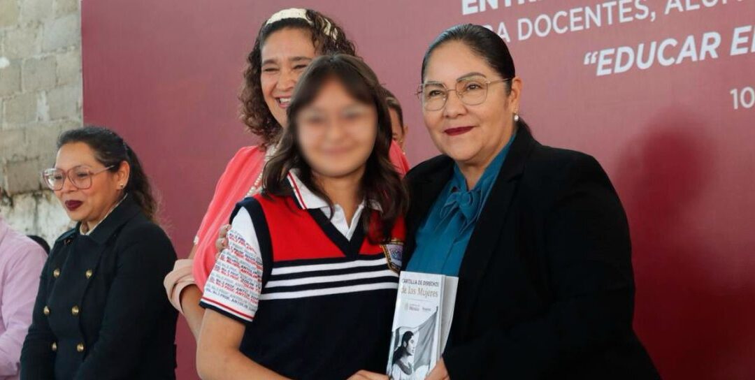 Entrega SEV cartillas de los Derechos de las Mujeres, en secundaria de Xalapa