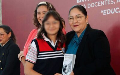 Entrega SEV cartillas de los Derechos de las Mujeres, en secundaria de Xalapa