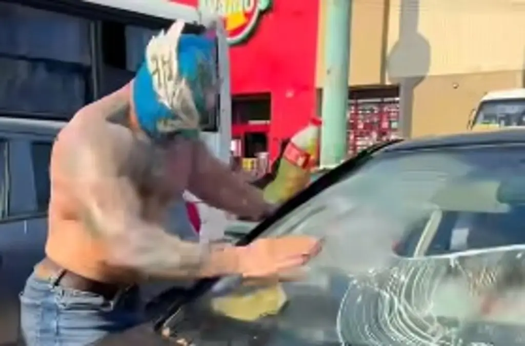 Limpiaparabrisas se vuelve viral por su musculatura y manera de trabajar al sur de Veracruz (+Foto)